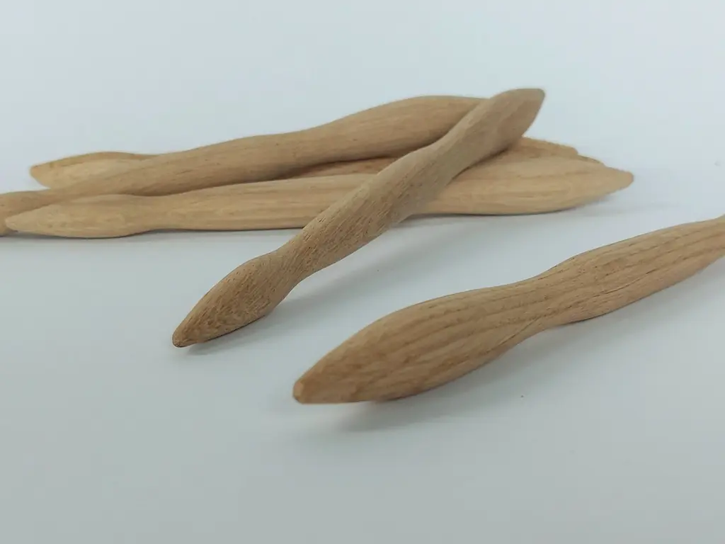 [-] Oak wooden dibber